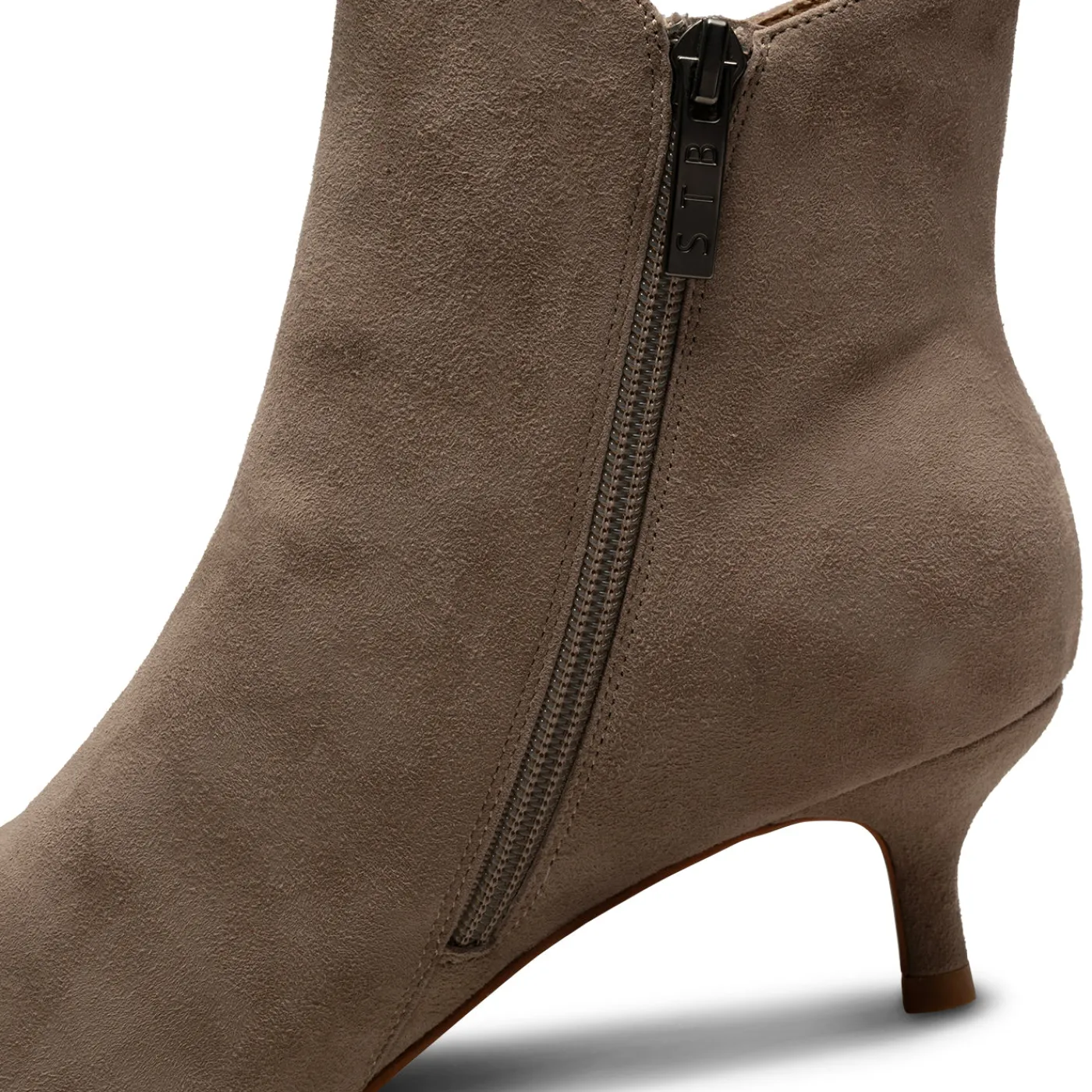 saga_stvle_ruskind__taupe_7.webp Shoe the Bear Hæle | Støvler<Saga støvle ruskind -